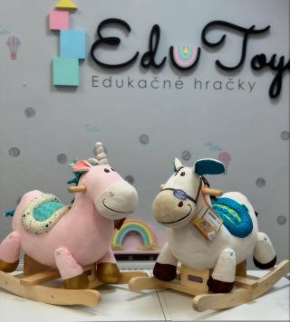 B-Toys Hojdací jednorožec Cleo 😍 a B-Toys Hojdací koník Rodeo Rocker Banjo 😍 s drevenou základňou a držadlami je hračkou,...
